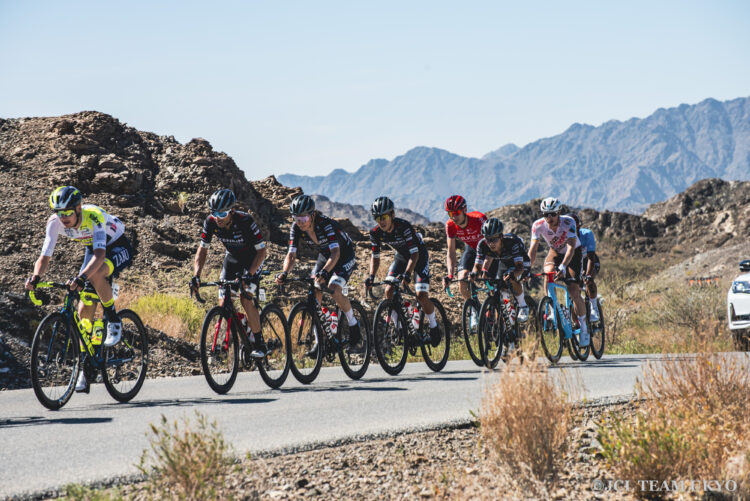 サイクルロードレース、自転車ロードレースで隊列を組み、空気抵抗をよけるJCL TEAM UKYO