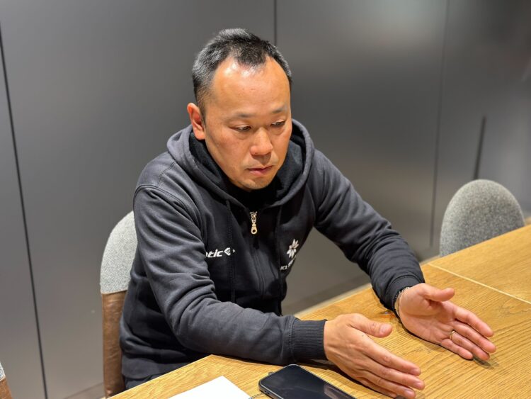 サイクルロードレースの楽しみ方、アシストについて解説するJCL TEAM UKYOの清水監督