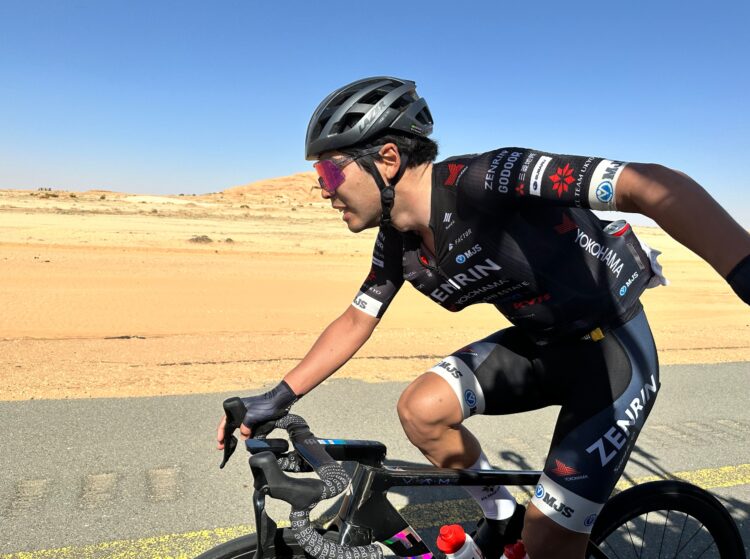 サイクルロードレース、自転車ロードレースで補給を行う、JCL TEAM UKYOの石橋学選手