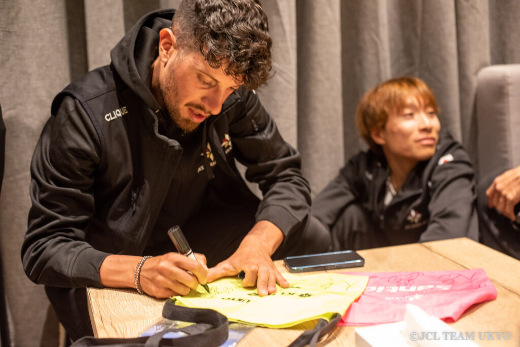 【先着2名様限定”スペシャルグッズセット”】ALULA TOUR 出走選手サイン入りサコッシュプレゼント